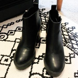 Heel zipped boots
